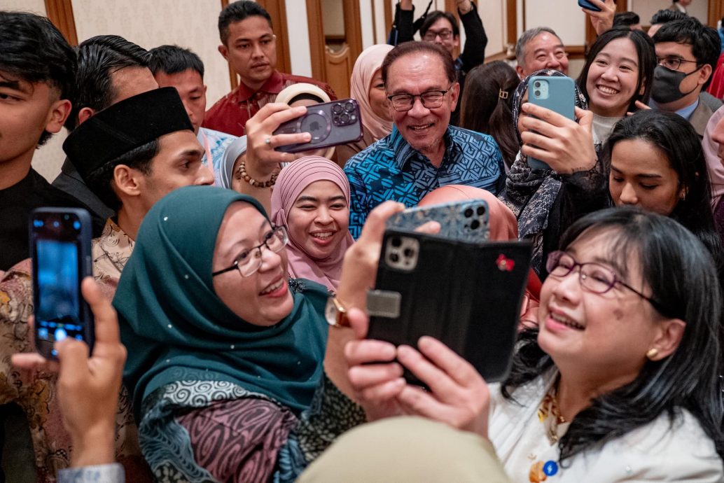 中国投资增加 安华:向东学习 包括中国