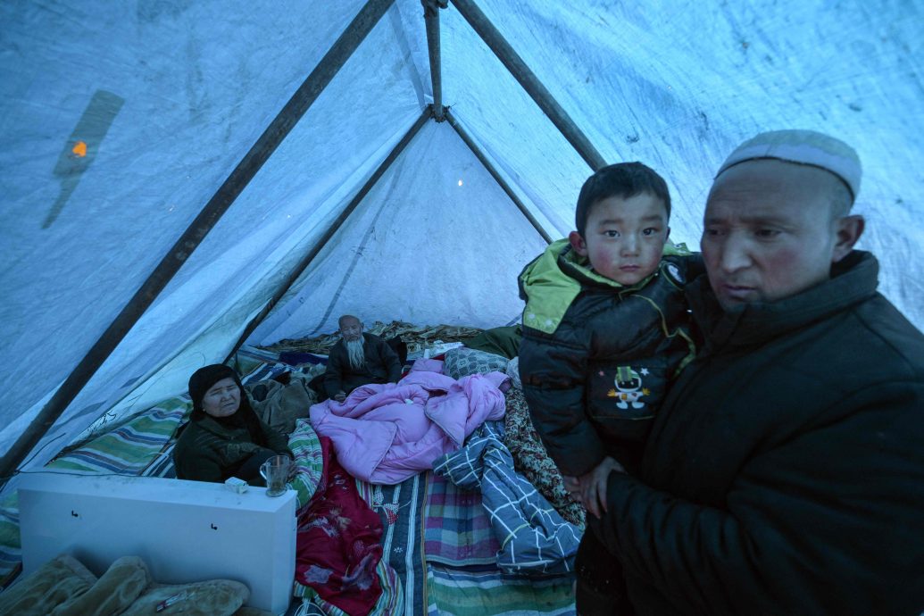 中国甘肃强震 至少131死千伤 幸存者受低温威胁 忧挨不过严寒