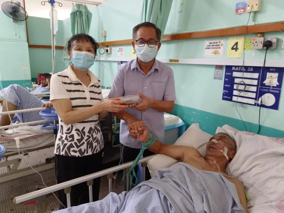 中国男游马跌伤中风入院 | 盼异乡感受佳节气氛 刘志俍送汤圆给中夫妇