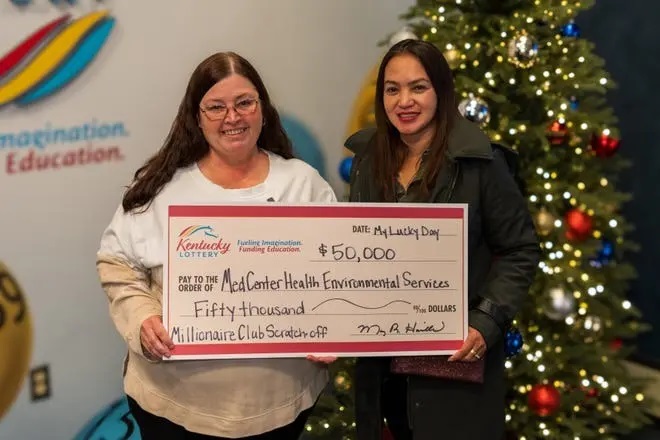 主管送彩票当圣诞礼物　员工手气超旺连续中奖 平分23万元