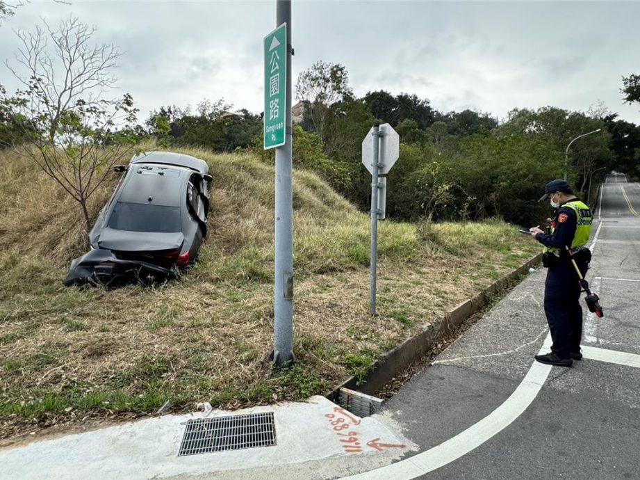 何润东取景出车祸 玛莎拉蒂车尾被撞烂