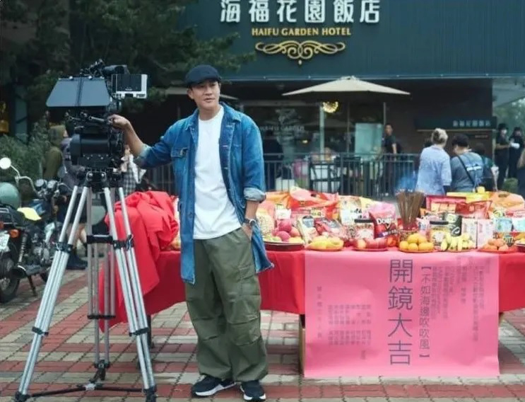 何润东取景出车祸 玛莎拉蒂车尾被撞烂