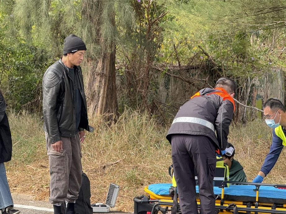 何润东取景出车祸 玛莎拉蒂车尾被撞烂