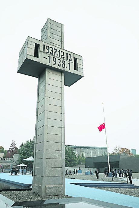 侵华日军南京大屠杀遇难同胞纪念馆举行升国旗、下半旗仪式