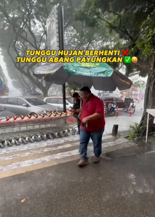 便利店员工大雨中撑大阳伞护送顾客 网民一片赞扬!