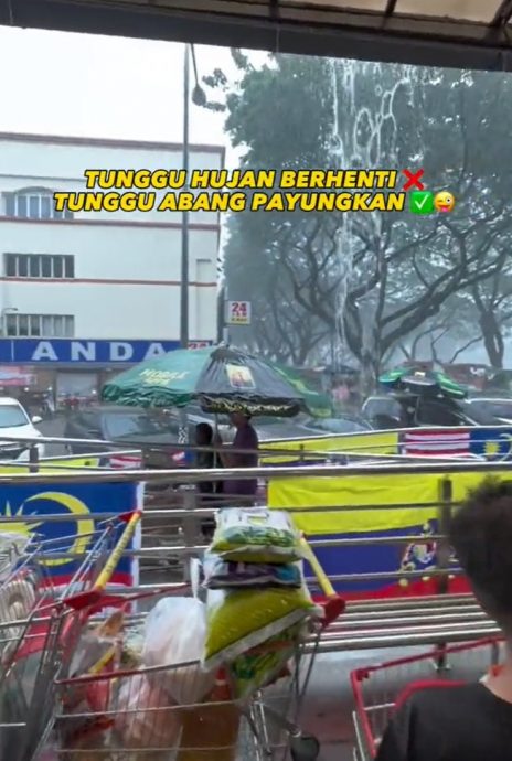 便利店员工大雨中撑大阳伞护送顾客 网民一片赞扬!