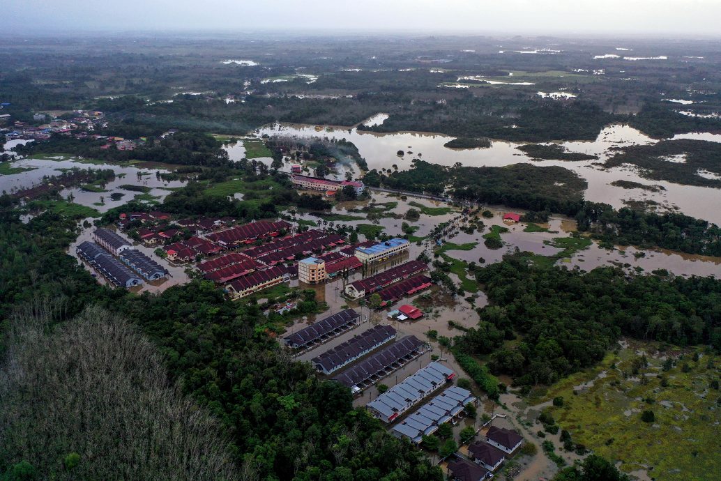 全国/丹水灾灾黎人数一夜之间破万
