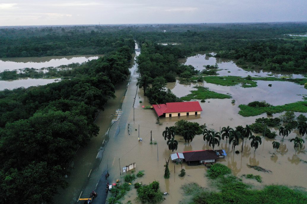 全国/丹水灾灾黎人数一夜之间破万