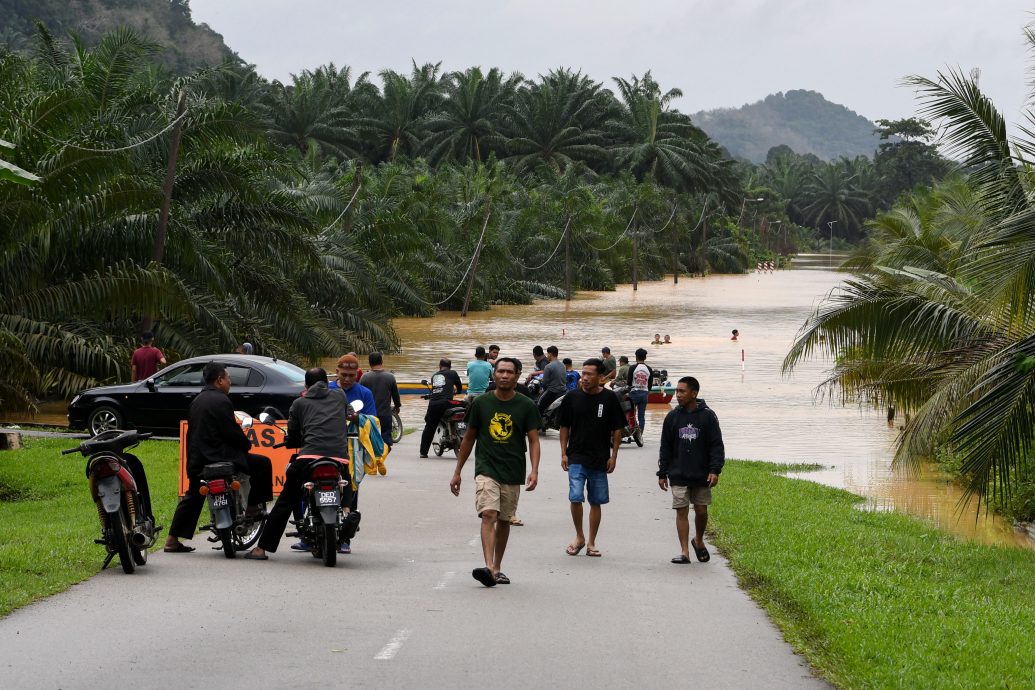 全国/丹水灾灾黎人数一夜之间破万