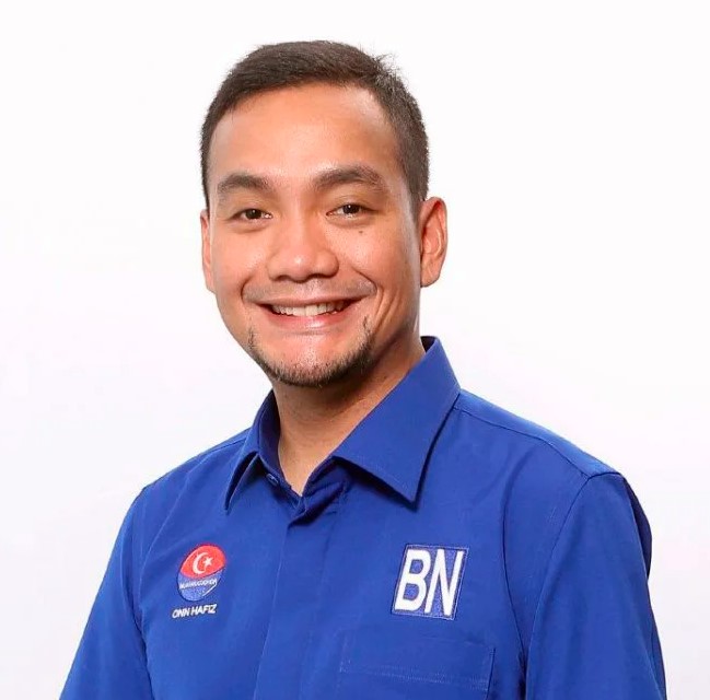 全国:柔佛及登嘉楼巫统州主席换人!柔佛州大臣拿督翁哈菲兹及巫统登州秘书拿督罗兹玛末即日起出任柔佛州及登州巫统主席。