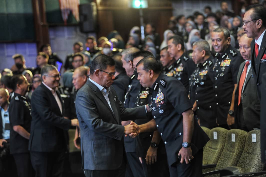 内长:掌握国语是国民义务 “若不谙国语 官员会起疑”