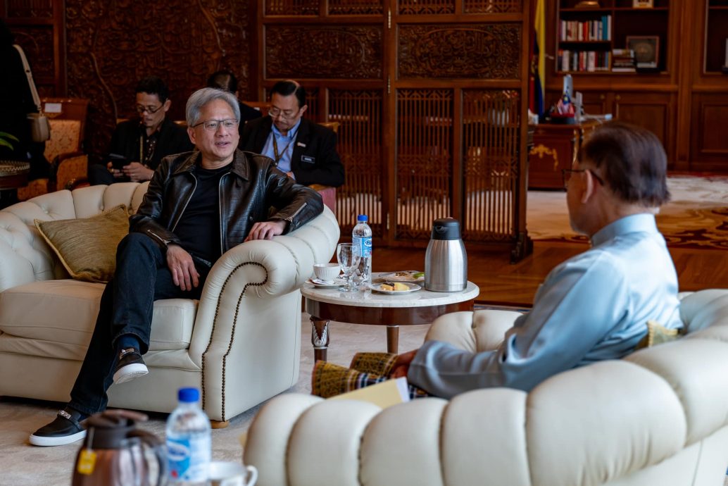 内页//安华晤黄仁勋