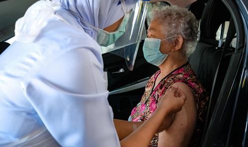 冠病疫情再升温 专家：最后接种超过1年者快去打针