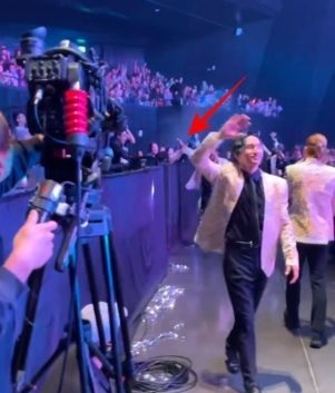 冲下台甜蜜击掌林志玲 AKIRA放送10块腹肌