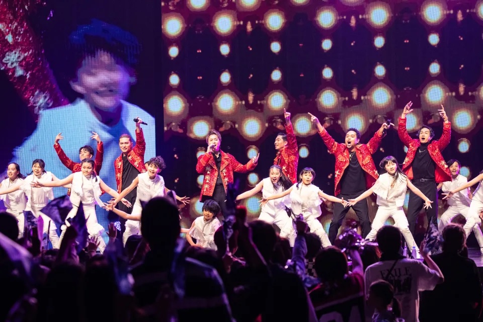 冲下台甜蜜击掌林志玲 AKIRA放送10块腹肌