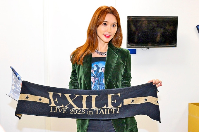 冲下台甜蜜击掌林志玲 AKIRA放送10块腹肌