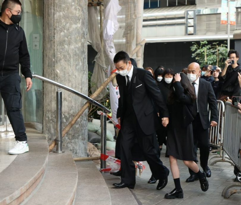 刘德华一家三口送别亡父 妻女现身被人墙包围