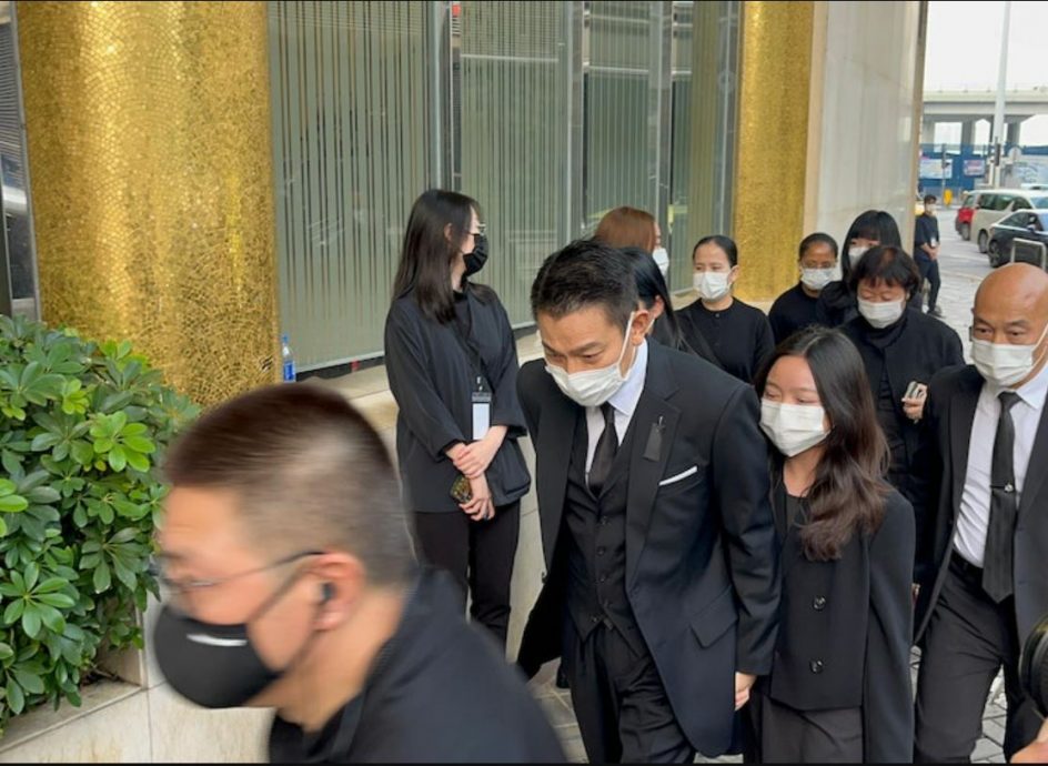 刘德华一家三口送别亡父 妻女现身被人墙包围