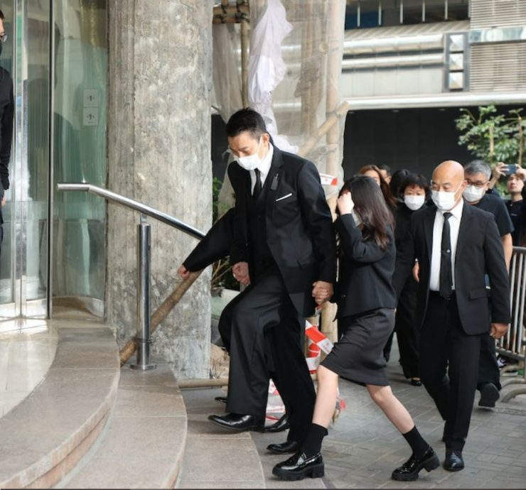 刘德华一家三口送别亡父 妻女现身被人墙包围