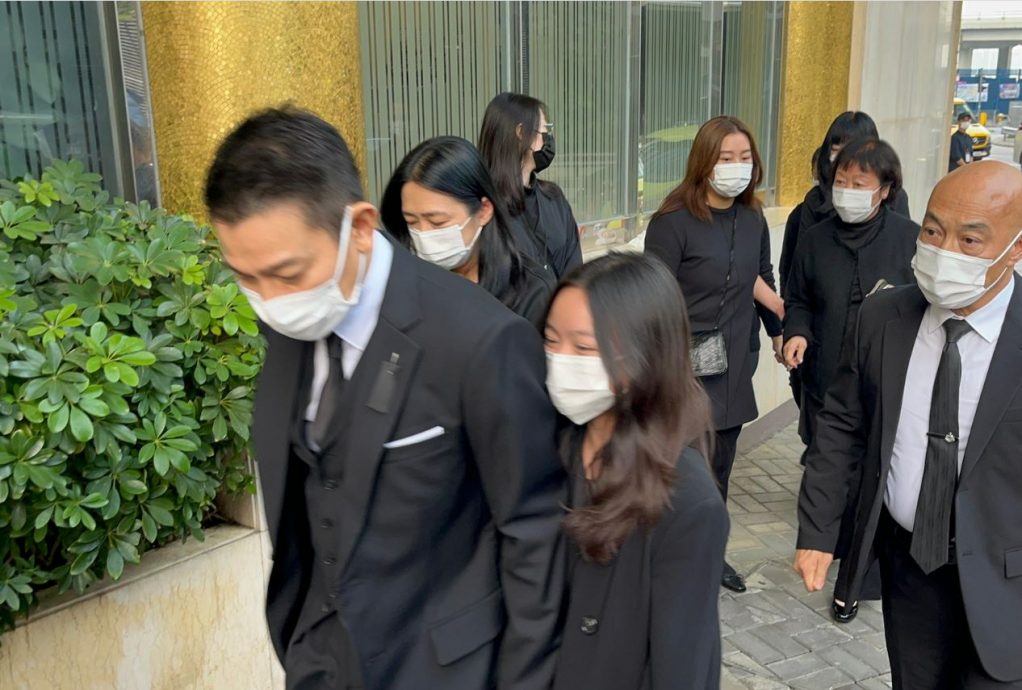 刘德华一家三口送别亡父 妻女现身被人墙包围