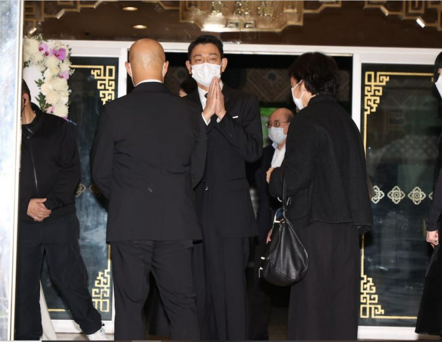 刘德华一家三口送别亡父 妻女现身被人墙包围