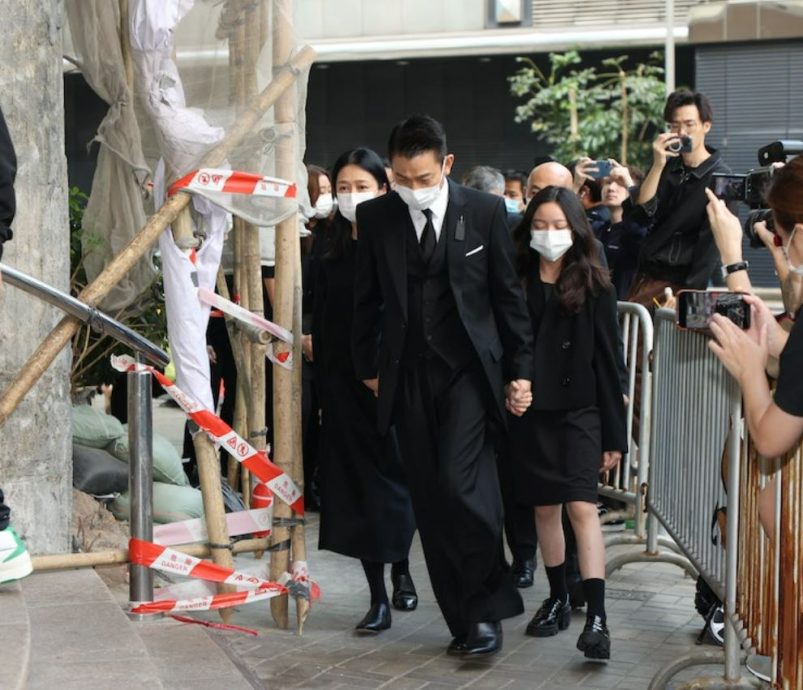 刘德华一家三口送别亡父 妻女现身被人墙包围