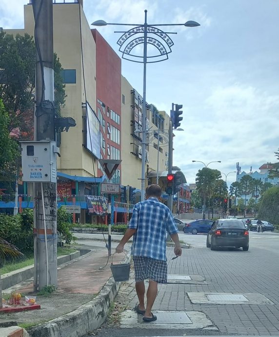 华男亲自补路洞,网民点赞留言:他才配做YB
