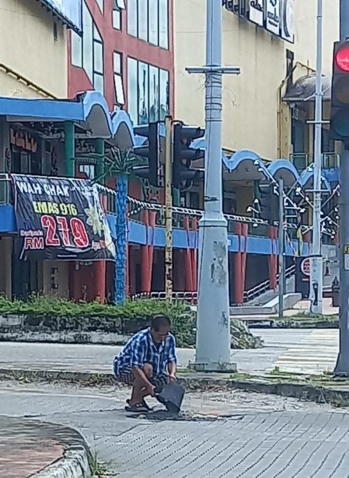 华男亲自补路洞，网民点赞留言：他才配做YB