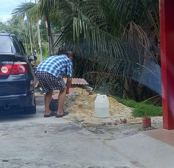 华男亲自补路洞，网民点赞留言：他才配做YB
