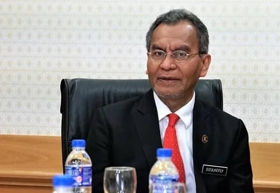 卫长:卫生部注重更好医疗服务 “不是公众的服装规范”