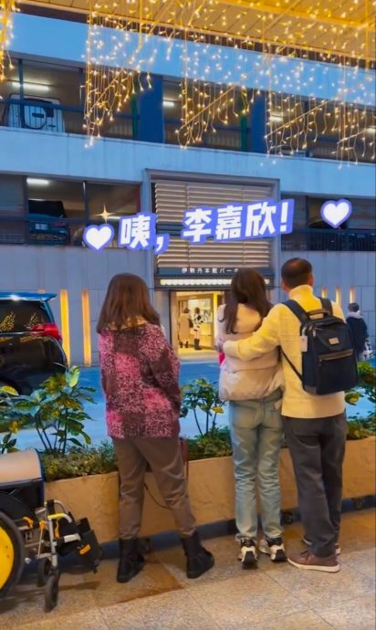 去年曾病重进加护病房 李嘉欣游日被指走路像老人家