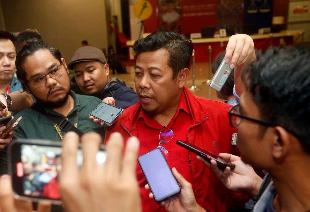 反对火箭合作 违抗扎希  巫统最高理事依山被开除？