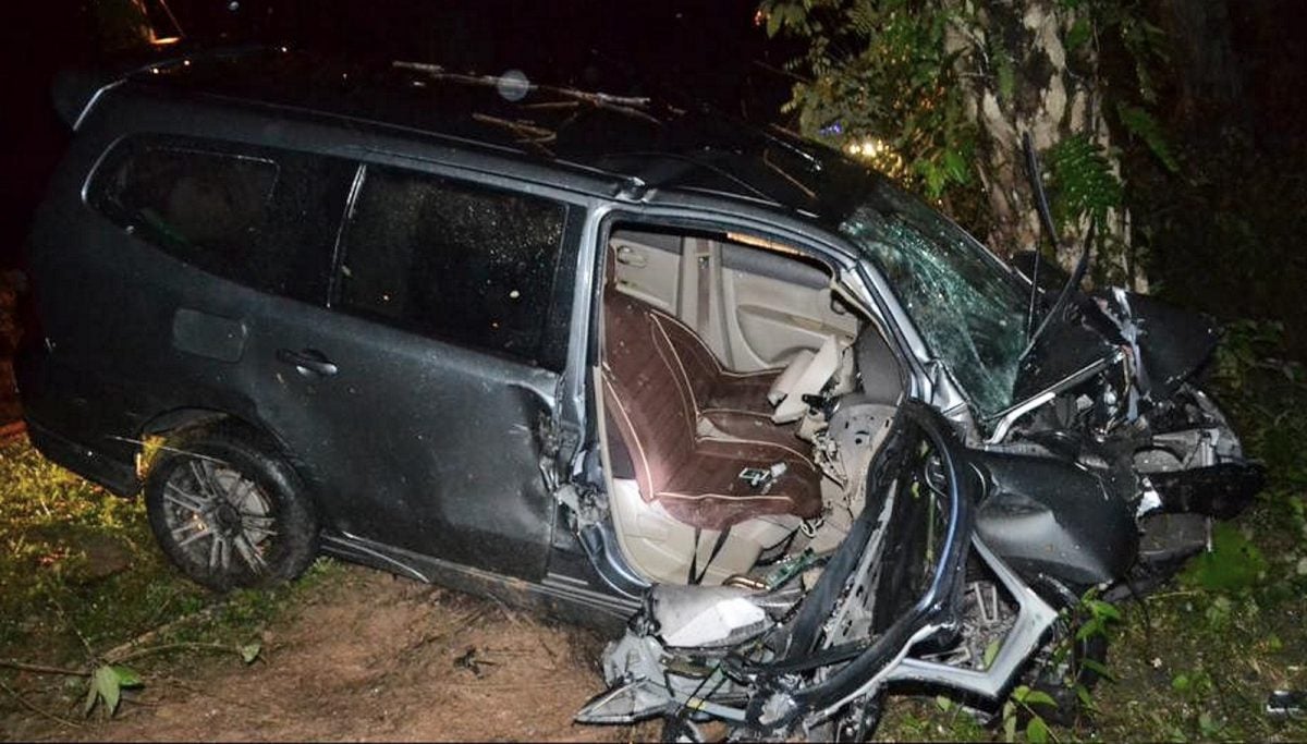 (取代签发)NS马口:男子无驾照驾车时失控撞路边油棕树,送往医院后不治