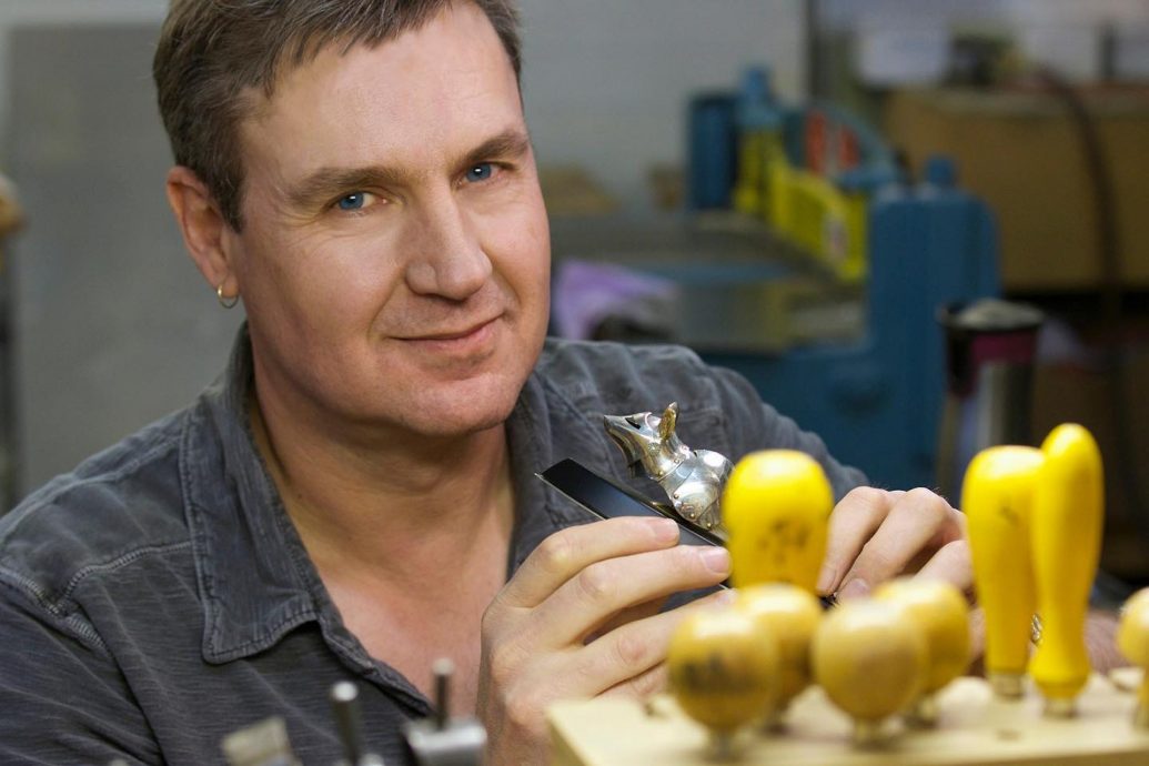 另类铁匠花30多年“为猫和老鼠做铠甲” 让宠物试穿结果爆笑