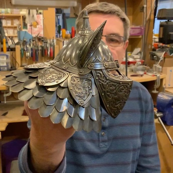 另类铁匠花30多年“为猫和老鼠做铠甲” 让宠物试穿结果爆笑