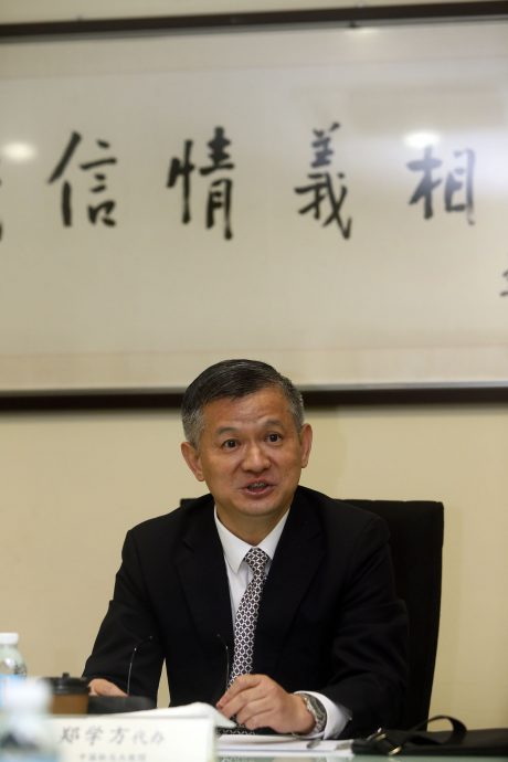 可做双头∕中使馆公使郑学方访问星洲/郑学方