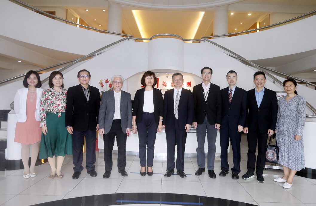 可做双头∕中使馆公使郑学方访问星洲/郑学方