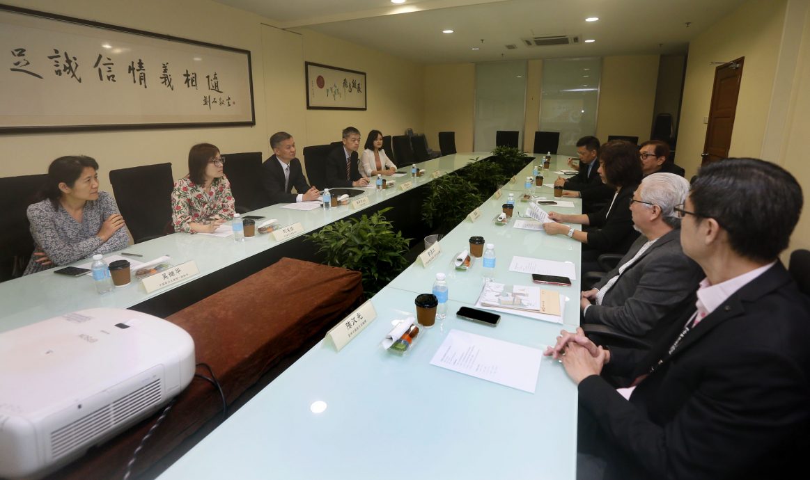 可做双头∕中使馆公使郑学方访问星洲/郑学方