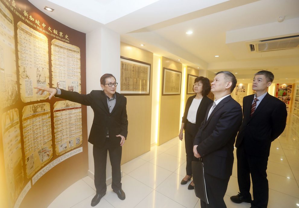 可做双头∕中使馆公使郑学方访问星洲/郑学方