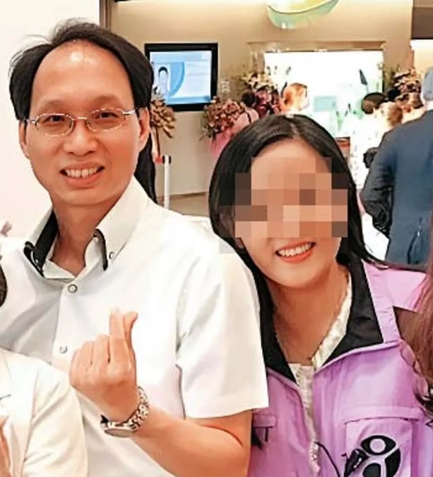 台湾卫福部处长传出轨人妻  车内撑伞晃动全被拍