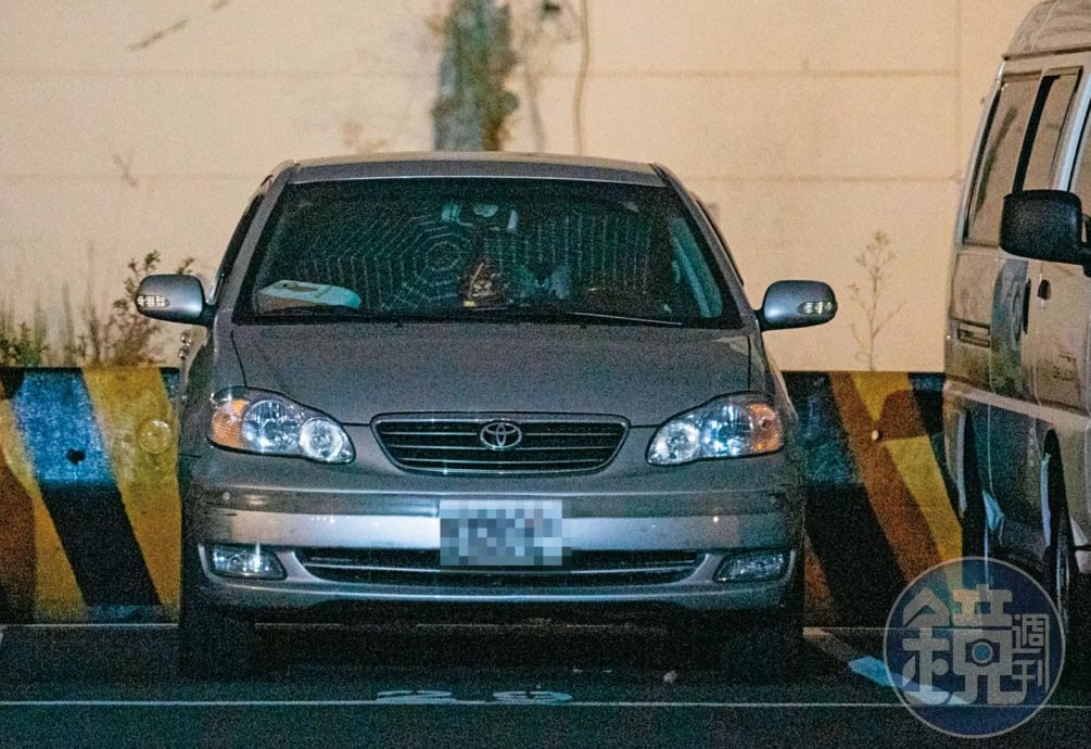 台湾卫福部处长传出轨人妻  车内撑伞晃动全被拍