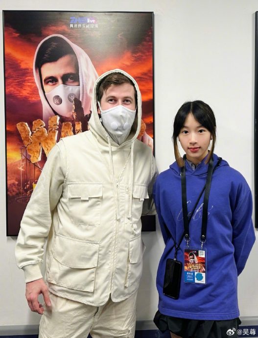 吴尊13岁女儿长腿逆天 网惊问:有170公分吗?