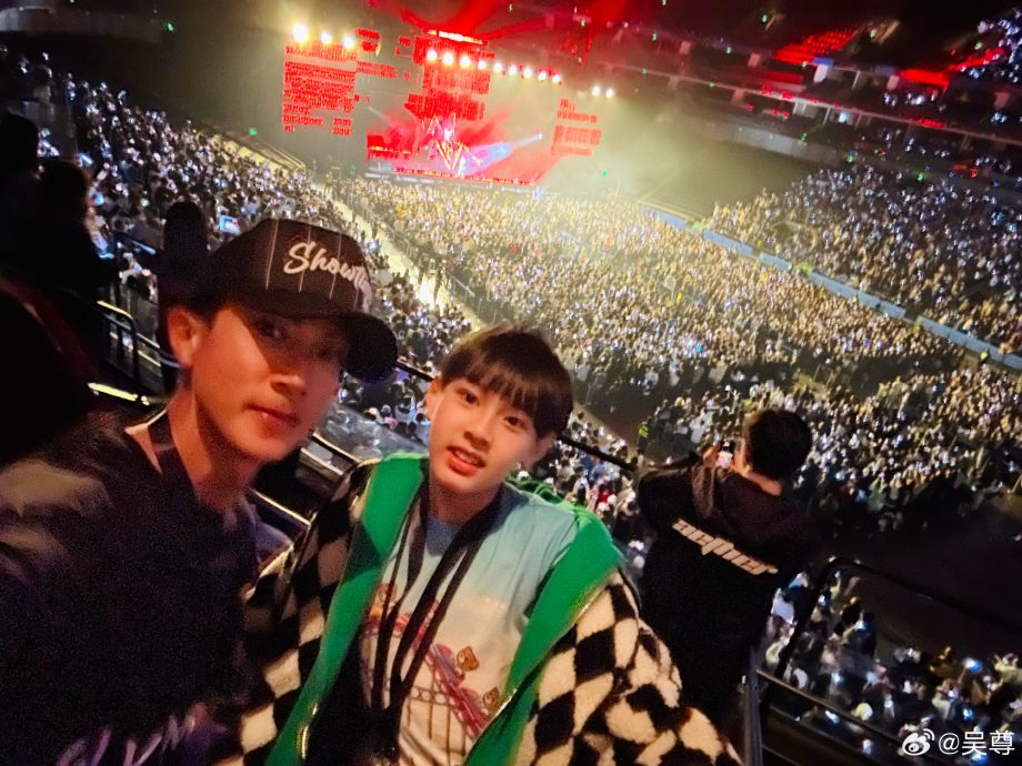 吴尊13岁女儿长腿逆天 网惊问:有170公分吗?