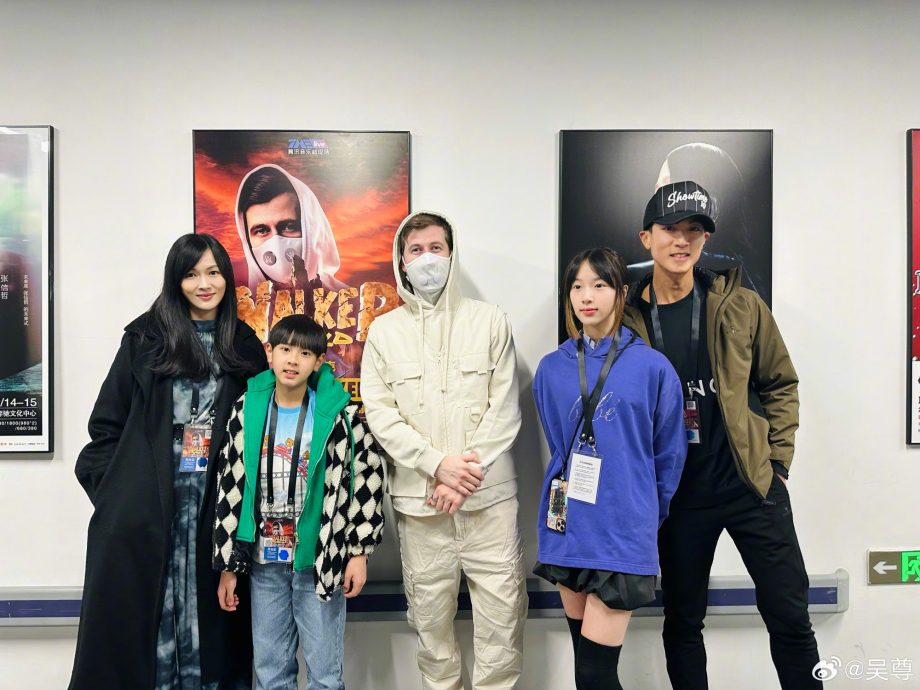 吴尊13岁女儿长腿逆天 网惊问:有170公分吗?