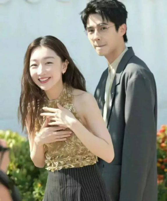 周冬雨被问和刘昊然恋情 观众遭工作人员抢走麦克风