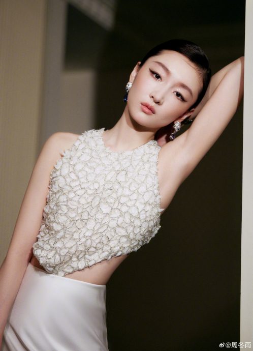 周冬雨被问和刘昊然恋情 观众遭工作人员抢走麦克风