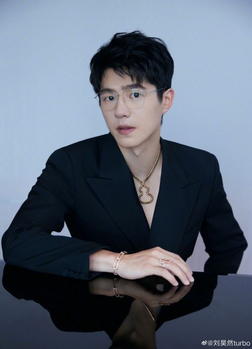 周冬雨被问和刘昊然恋情 观众遭工作人员抢走麦克风