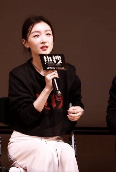 周冬雨被问和刘昊然恋情 观众遭工作人员抢走麦克风