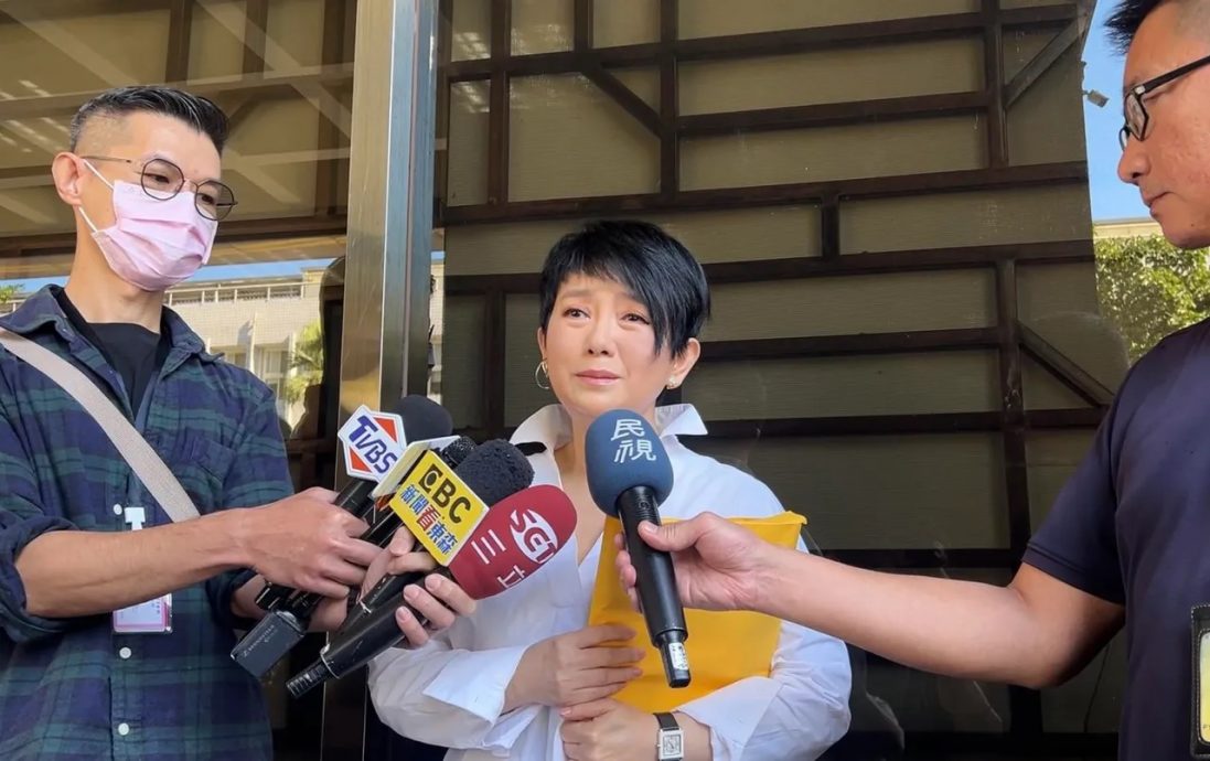 周思洁和小虫爆纠纷 索偿150万违约金