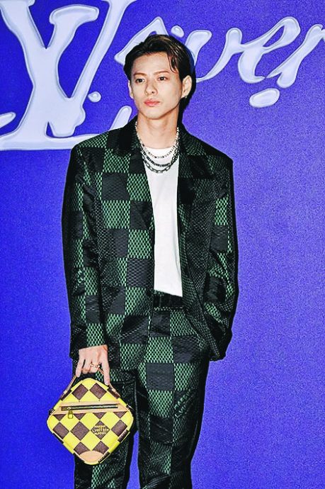 周润发白马王子Look战男神 宋仲基裙装被吐槽　